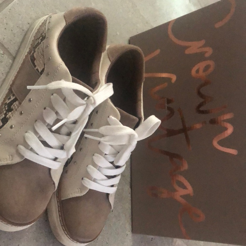 Womens shoes size 8. Taupe / Vanilla color. Very comfy shoes.